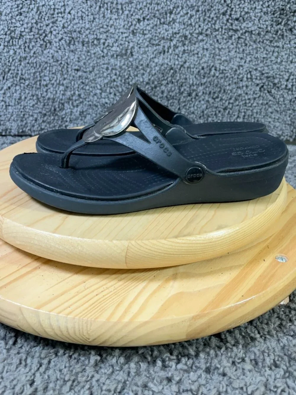 Crocs Sanrah Sandals Womens Size 10 Black Wedge Heel Slip On Thong Medallion